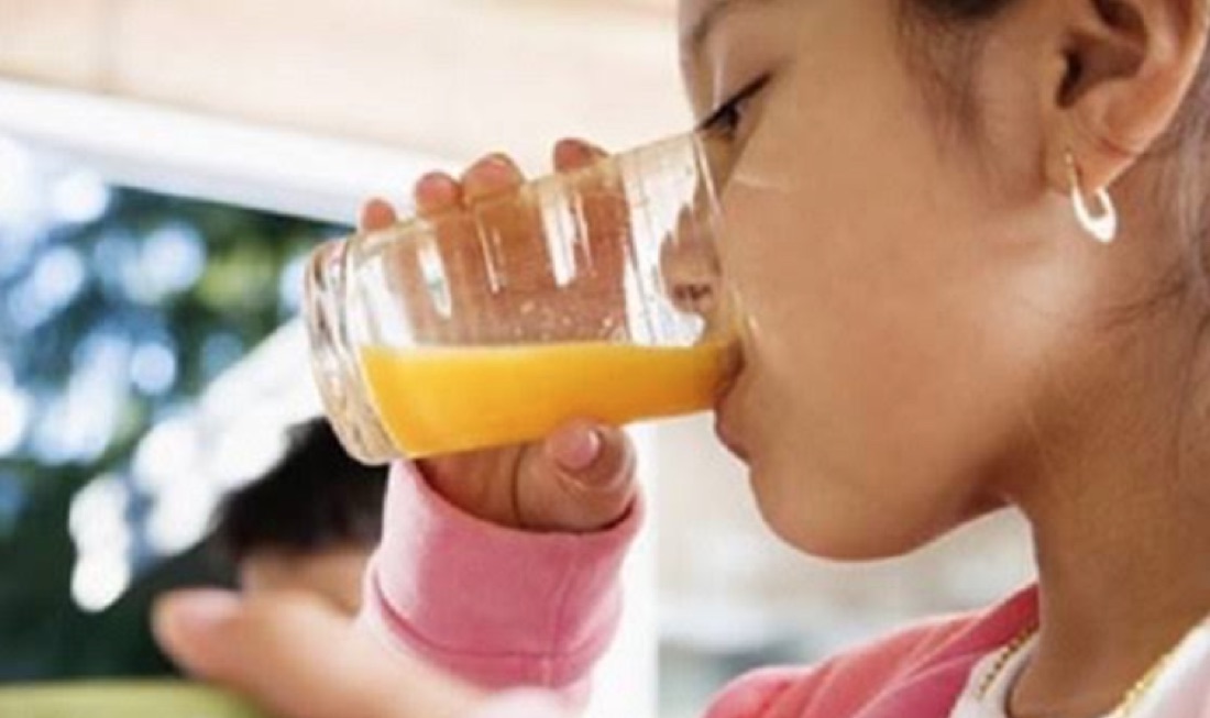 Trẻ uống dung dịch bù nước Oresol